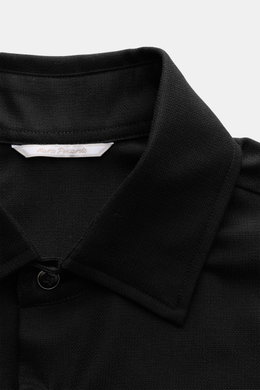 Nahaufnahme des schwarzen Marco Pescarolo Casual Hemd 'Next' Kent-Kragen schwarz von oben, reine Schurwolle, Slim Fit, weicher Griff, französische Knopfleiste, klassische Sportmanschette, gerader Saum.
