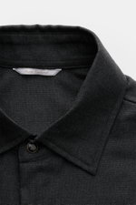 Nahaufnahme des Marco Pescarolo Casual Hemd 'Next' Kent-Kragen anthrazit meliert, reine Schurwolle, Slim Fit, weicher Griff, französische Knopfleiste, klassische Sportmanschette.