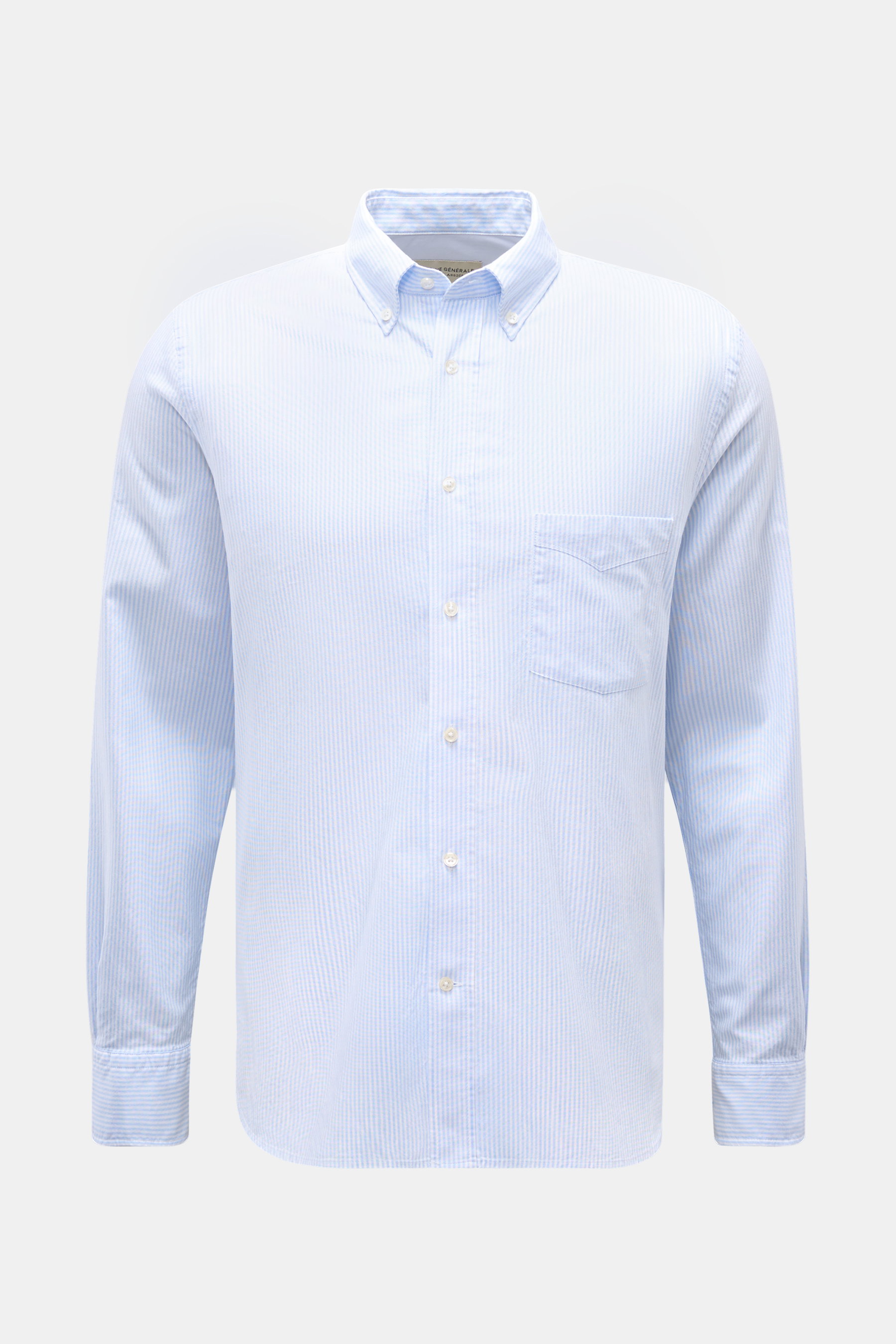 Officine Générale Oxford-Hemd Button-Down-Kragen weiß/hellblau gestreift, frontal, Regular Fit, Brusttasche, klassische Manschette, Baumwolle.
