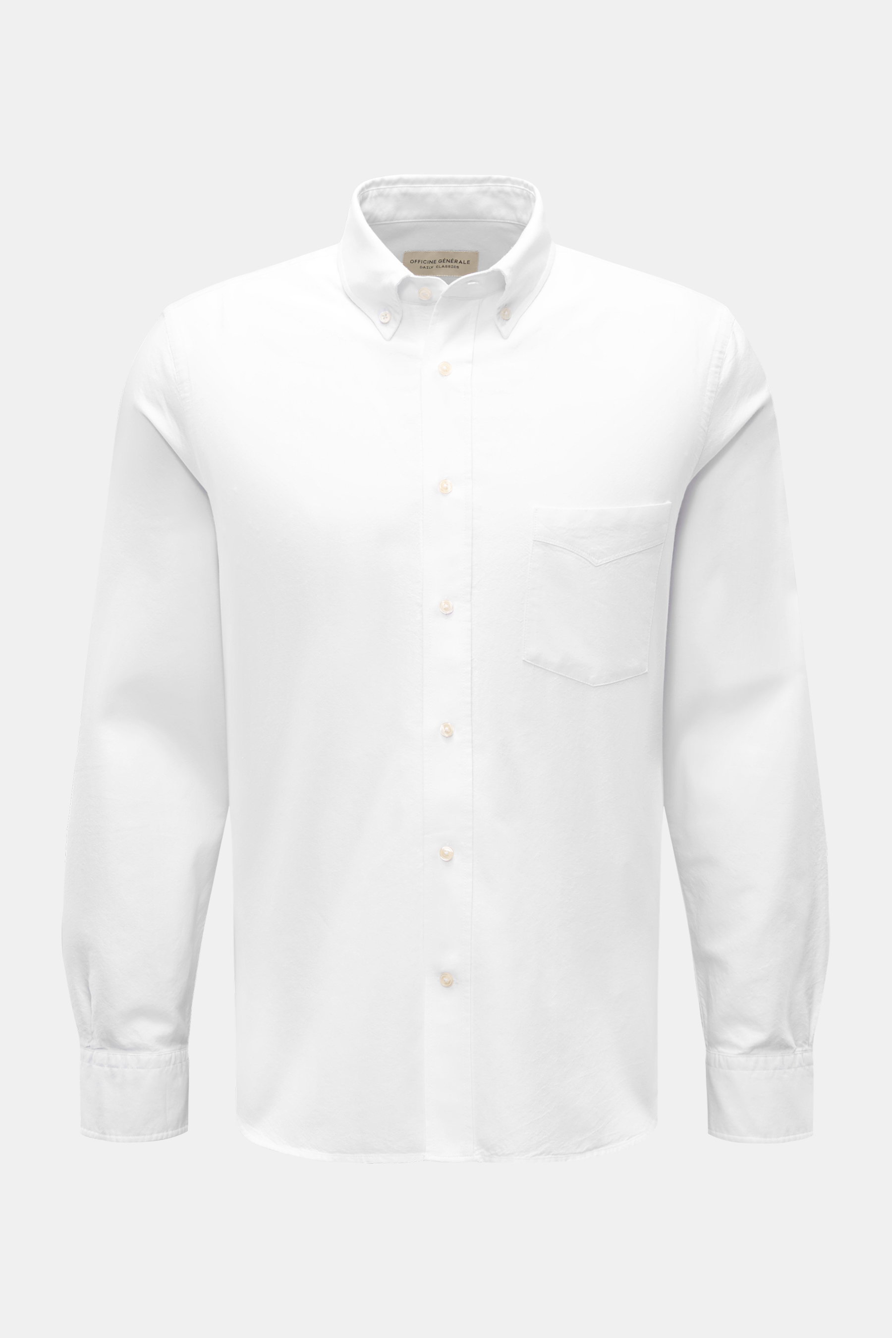 Officine Générale Oxford-Hemd Button-Down-Kragen weiß, frontal fotografiert, aus weichem Baumwoll-Oxford mit Regular Fit, Brusttasche, Quetschfalte und gerundetem Saum.