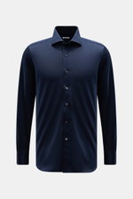 Frontal fotografiertes Fray Piqué-Hemd Haifisch-Kragen 'Lione Cucitura' navy, Slim Fit, reine Baumwolle, Sportmanschette, Taillenabnäher.