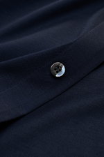 Fray Piqué-Hemd Haifisch-Kragen 'Lione Cucitura' navy aus reiner Baumwolle, Slim Fit, klassische Sportmanschette, Detailaufnahme Knopf und Stoffstruktur.