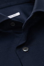 Fray Piqué-Hemd Haifisch-Kragen "Lione Cucitura" navy in Slim Fit, Baumwolle, Sportmanschette, Taillenabnäher, Nahaufnahme Kragen und Knöpfe.