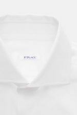 Fray Piqué-Hemd Haifisch-Kragen 'Lione Cucitura' weiß aus reiner Baumwolle, Slim Fit, Haifischkragen, Detailaufnahme von oben.