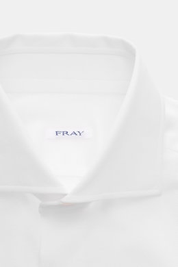 Fray Piqué-Hemd Haifisch-Kragen 'Lione Cucitura' weiß aus reiner Baumwolle, Slim Fit, Haifischkragen, Detailaufnahme von oben.