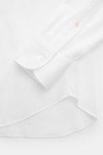 Fray Piqué-Hemd Haifisch-Kragen 'Lione Cucitura' weiß, Detailaufnahme Saum und Sportmanschette, Slim Fit aus reiner Baumwolle.