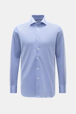 Frontal fotografiertes Fray Piqué-Hemd Haifisch-Kragen 'Lione Cucitura' hellblau aus reiner Baumwolle, Slim Fit, klassische Manschette.
