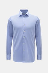 Frontal fotografiertes Fray Piqué-Hemd Haifisch-Kragen 'Lione Cucitura' hellblau aus reiner Baumwolle, Slim Fit, klassische Manschette.