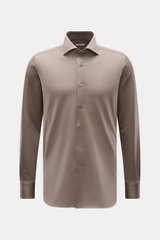 Frontal fotografiertes Fray Piqué-Hemd Haifisch-Kragen 'Lione Cucitura' graubraun, Slim Fit aus reiner Baumwolle.