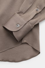 Fray Piqué-Hemd Haifisch-Kragen 'Lione Cucitura' graubraun, Slim Fit aus reiner Baumwolle, Sportmanschette, gerundeter Saum, Detailansicht von Ärmel und Saum.
