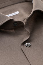 Fray Piqué-Hemd Haifisch-Kragen 'Lione Cucitura' graubraun, Slim Fit, reine Baumwolle, Haifischkragen, Sportmanschette, Nahaufnahme von oben.