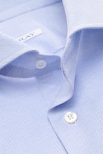 Fray Piqué-Hemd Haifisch-Kragen "Lione Cucitura" rauchblau meliert, Slim Fit, Baumwolle, Haifischkragen, Nahaufnahme von Kragen und Knöpfen.