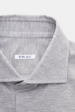 Fray Piqué-Hemd Haifisch-Kragen 'Lione Cucitura' grau meliert, Slim Fit, aus reiner Baumwolle, Nahaufnahme von Kragen und Stoffstruktur.