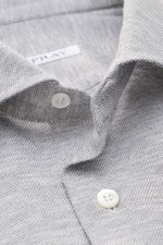 Fray Piqué-Hemd Haifisch-Kragen 'Lione Cucitura' grau meliert, Slim Fit, Baumwolle, Sportmanschette, Taillenabnäher, Nahaufnahme von oben.