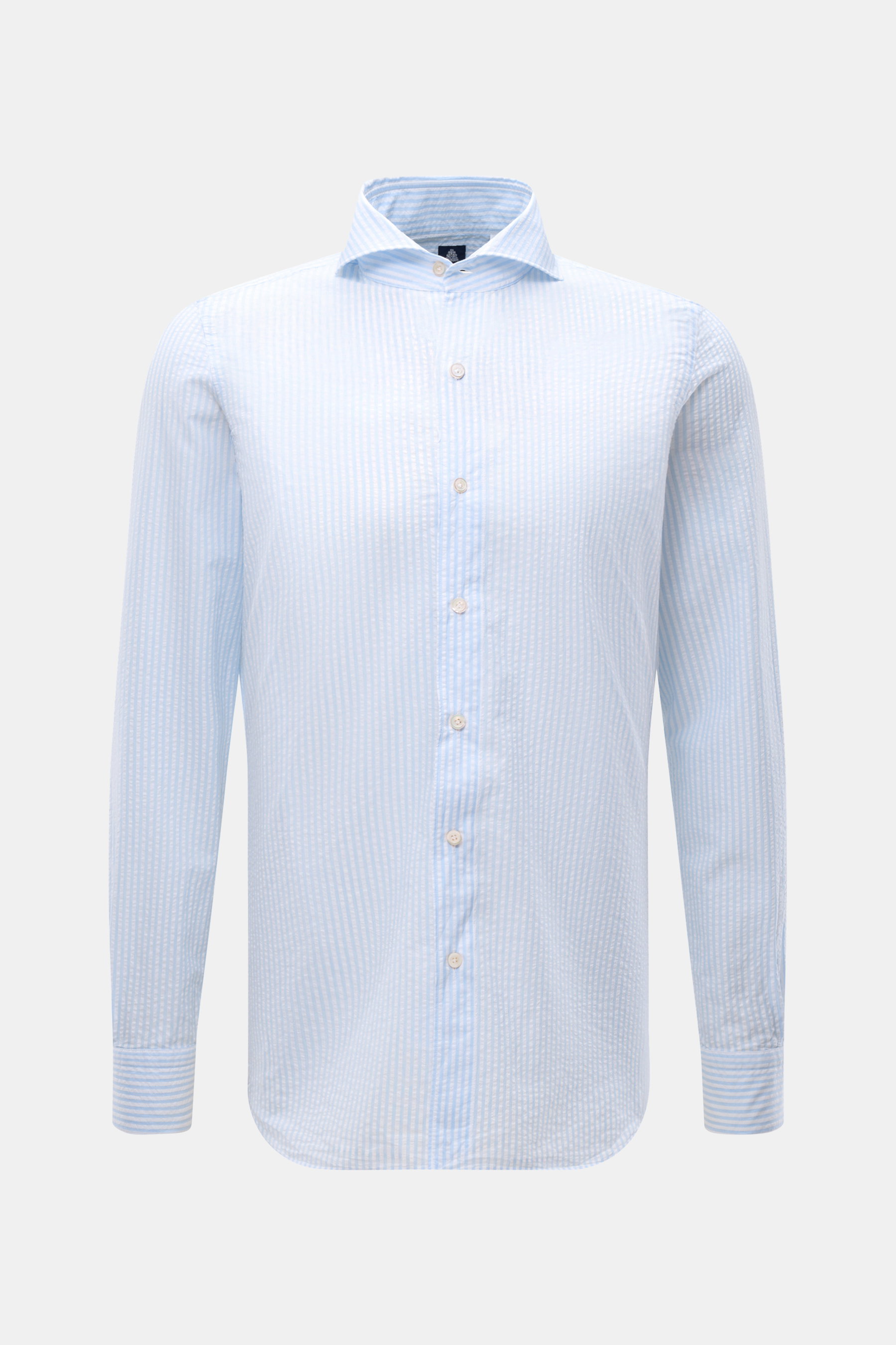 Finamore Seersucker-Hemd 'Sergio Gaeta' Haifisch-Kragen weiß/hellblau gestreift, Slim Fit, Seersucker, weicher Griff, Sportmanschette, frontal fotografiert.
