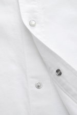 Jacob Cohen Jeanshemd schmaler Kragen offwhite in Nahaufnahme, zeigt Druckknopfleiste, weichen Denim aus Baumwolle, Leinen, Lyocell.