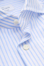 Nahaufnahme des Gherardi Casual-Hemd Haifisch-Kragen hellblau/weiß gestreift aus Baumwolle und Leinen, Regular Fit, mit französischer Knopfleiste, Sportmanschette, rückwärtigen Taillenabnähern und geradem Saumverlauf, fotografiert von oben.
