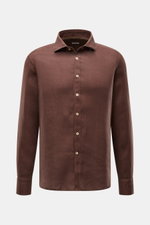 von Braun Linen shirt shark collar brown shown from the front, pure linen fabric with shark collar, patch button placket, barrel cuffs, rounded hem; effortlessly lightweight, airy feel, relaxed look, garment-dyed, regular fit, soft typical fabric texture,