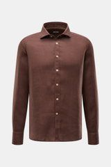 von Braun Linen shirt shark collar brown shown from the front, pure linen fabric with shark collar, patch button placket, barrel cuffs, rounded hem; effortlessly lightweight, airy feel, relaxed look, garment-dyed, regular fit, soft typical fabric texture,
