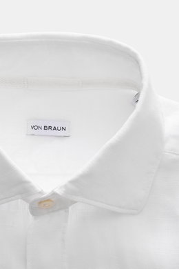 Nahaufnahme des von Braun Leinenhemd Haifisch-Kragen weiß, aus reiner Leinenstruktur, luftiges Tragegefühl, haiförmiger Kragen frontal sichtbar.