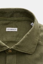 Nahaufnahme des von Braun Leinenhemds Haifisch-Kragen oliv von oben, reine Leinenqualität mit weichem Griff und strukturierter Oberfläche.