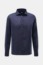 von Braun Linen shirt shark collar navy shown from the front, pure linen fabric with airy, lightweight feel, regular fit, shark collar, patch button placket, classic barrel cuffs, rounded hem. Effortlessly lightweight: This VON BRAUN shirt in pure linen h
