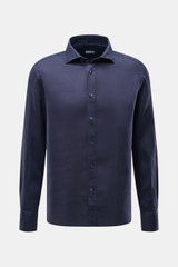 von Braun Linen shirt shark collar navy shown from the front, pure linen fabric with airy, lightweight feel, regular fit, shark collar, patch button placket, classic barrel cuffs, rounded hem. Effortlessly lightweight: This VON BRAUN shirt in pure linen h