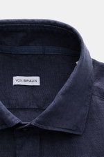 Close-up front view of von Braun Linen shirt shark collar navy, pure linen, garment-dyed, regular fit with classic barrel cuffs and rounded hem. Effortlessly lightweight: This VON BRAUN shirt in pure linen has an airy feel and a relaxed look – a stylish c