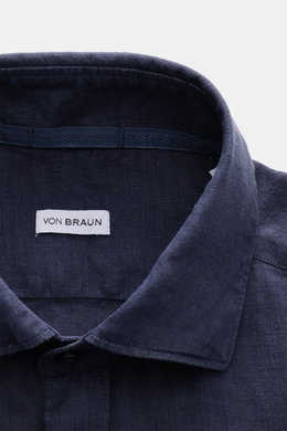 Close-up front view of von Braun Linen shirt shark collar navy, pure linen, garment-dyed, regular fit with classic barrel cuffs and rounded hem. Effortlessly lightweight: This VON BRAUN shirt in pure linen has an airy feel and a relaxed look – a stylish c