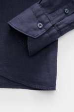 Close-up front angle of von Braun Linen shirt shark collar navy showing cuff, button, and fabric texture, pure linen, garment-dyed.

Additional description: <p><span class="_fadeIn_m1hgl_8">Effortlessly </span><span class="_fadeIn_m1hgl_8">lightweight</sp