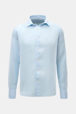 Front view of von Braun Linen shirt shark collar light blue, pure linen with airy, lightweight fabric, regular fit, shark collar, patch button placket, barrel cuffs, and rounded hem. Effortlessly lightweight: This VON BRAUN shirt in pure linen has an airy