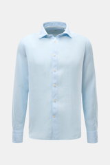 Front view of von Braun Linen shirt shark collar light blue, pure linen with airy, lightweight fabric, regular fit, shark collar, patch button placket, barrel cuffs, and rounded hem. Effortlessly lightweight: This VON BRAUN shirt in pure linen has an airy
