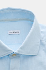Close-up front view of von Braun Linen shirt shark collar light blue, showcasing pure linen fabric texture, shark collar, and top button.

<p><span class="_fadeIn_m1hgl_8">Effortlessly </span><span class="_fadeIn_m1hgl_8">lightweight</span><span class="_f