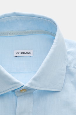 Close-up front view of von Braun Linen shirt shark collar light blue, showcasing pure linen fabric texture, shark collar, and top button.

<p><span class="_fadeIn_m1hgl_8">Effortlessly </span><span class="_fadeIn_m1hgl_8">lightweight</span><span class="_f