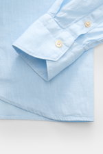von Braun Linen shirt shark collar light blue showing close-up of cuff and hem from above, lightweight pure linen fabric with soft feel and typical texture, garment-dyed, regular fit, patch button placket, classic barrel cuffs, rounded hem; <p><span class