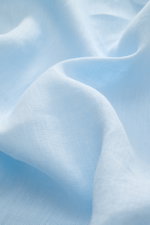Close-up front view of von Braun Linen shirt shark collar light blue fabric showing airy, lightweight, garment-dyed pure linen texture.

<p><span class="_fadeIn_m1hgl_8">Effortlessly </span><span class="_fadeIn_m1hgl_8">lightweight</span><span class="_fad