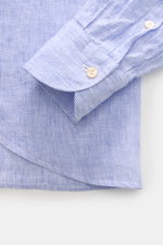 Close-up front view of von Braun Linen shirt shark collar blue/white striped cuff and fabric texture, pure linen, fine stripes, classic barrel cuff, French button placket, rounded hem, regular fit, airy lightweight fabric.

<p><span class="_fadeIn_m1hgl_8