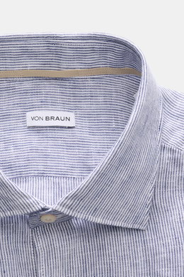 Close-up front view of von Braun Linen shirt shark collar navy/white striped, featuring pure linen, fine stripes, and a French button placket. Effortlessly lightweight: This VON BRAUN shirt in pure linen has an airy feel and a relaxed look – a stylish com