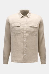 C.P. Company Linen shirt narrow collar sand shown from the front, pure linen with soft feel, garment-dyed, regular fit, patch button placket, breast pockets with flaps and logo print, classic barrel cuffs, rounded hem with slightly elongated back.