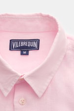 Close-up front view of the Vilebrequin Leinenhemd schmaler Kragen rosé, showing lightweight quality, soft touch, Regular Fit, narrow collar, French placket, classic sport cuff, patch chest pocket, rounded hem, and tonal stitching at the hem.