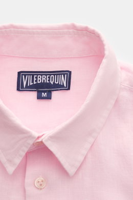 Close-up front view of the Vilebrequin Leinenhemd schmaler Kragen rosé, showing lightweight quality, soft touch, Regular Fit, narrow collar, French placket, classic sport cuff, patch chest pocket, rounded hem, and tonal stitching at the hem.