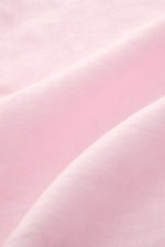 Vilebrequin Leinenhemd schmaler Kragen rosé fabric close-up showing leichte Qualität, weicher Griff, photographed from a flat lay angle. Features: Regular Fit, schmaler Kragen, französische Knopfleiste, klassische Sportmanschette, aufgesetzte Brusttasche,