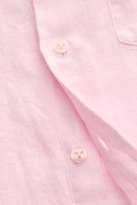 Close-up front view of the Vilebrequin Leinenhemd schmaler Kragen rosé, showing lightweight quality, soft touch, Regular Fit, narrow collar, French button placket, classic sport cuffs, patch chest pocket, rounded hemline, and tonal stitching at the hem.