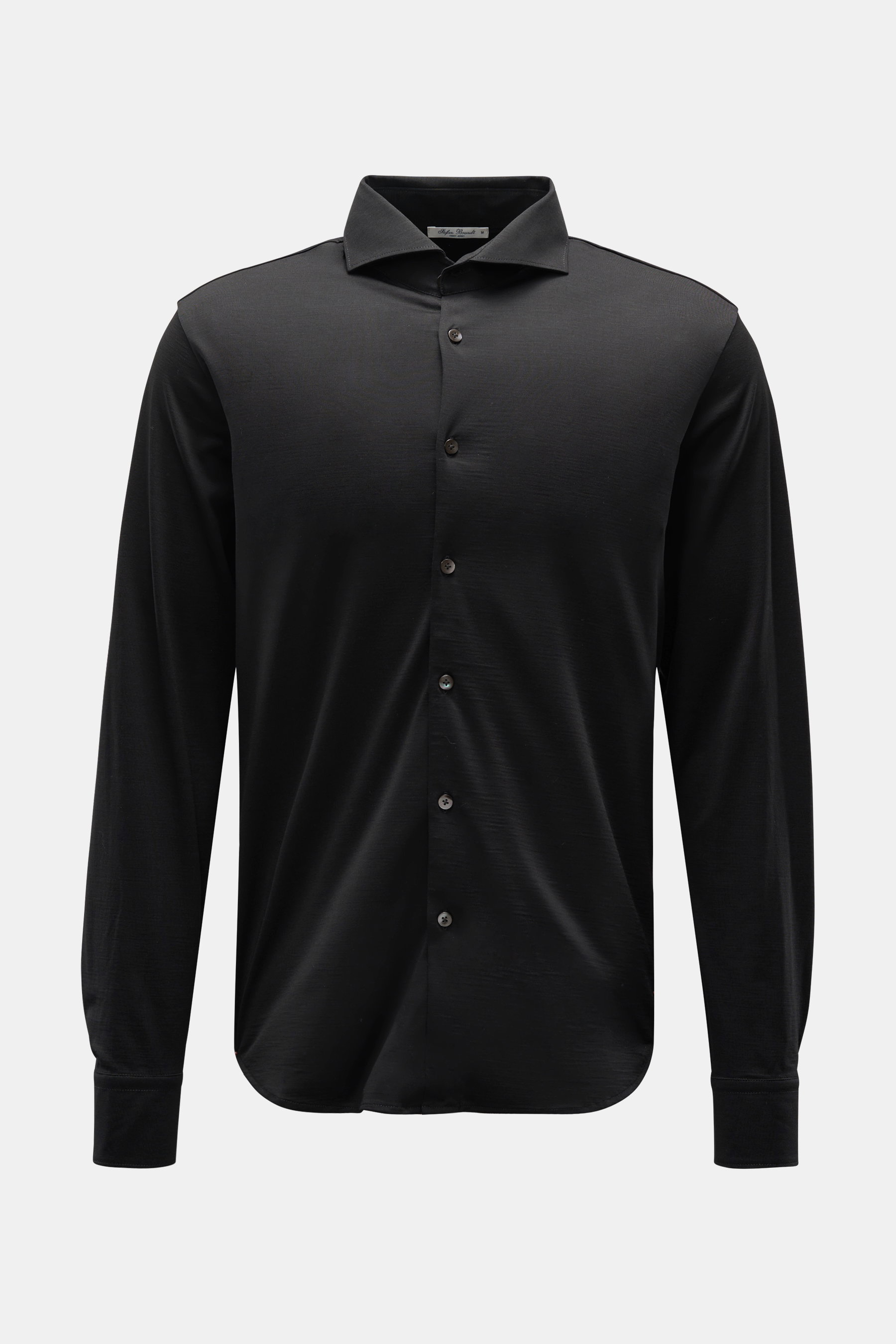 Front view of the Stefan Brandt Jersey-Hemd 'Otis' Haifisch-Kragen schwarz, a black slim fit shirt made from soft, smooth pure Pima cotton jersey with French button placket and classic sport cuffs, featuring a shark collar and rounded hem. <p>Flexibler, g