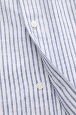 Nahaufnahme des Giampaolo Casual Hemd Haifisch-Kragen weiß/navy gestreift aus leichtem Baumwolle-Leinen-Gewebe mit Slim Fit, Knopfleiste und gerundetem Saum.