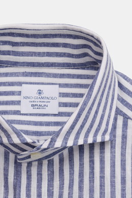 Giampaolo Casual Hemd Haifisch-Kragen navy/weiß gestreift, Slim Fit, leichter Baumwolle-Leinen-Mix, Haifisch-Kragen frontal fotografiert.