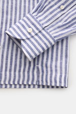 Nahaufnahme des Ärmels und Saumverlaufs des Giampaolo Casual Hemd Haifisch-Kragen navy/weiß gestreift aus leichtem Baumwolle-Leinen-Gewebe mit Slim Fit, Haifisch-Kragen, aufgesetzter Knopfleiste, klassischer Sportmanschette und gerundetem Saum, fotografie