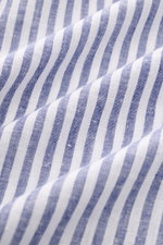 Nahaufnahme des Giampaolo Casual Hemd Haifisch-Kragen navy/weiß gestreift aus leichtem Baumwolle-Leinen-Gewebe mit Slim Fit, Haifisch-Kragen und klassischer Sportmanschette, fotografiert aus schräger Perspektive.