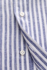 Nahaufnahme des Giampaolo Casual Hemd Haifisch-Kragen navy/weiß gestreift mit Slim Fit, Baumwolle-Leinen Mix, leichter Struktur, Knopfleiste und Sportmanschette.