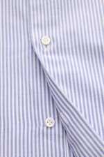 Giampaolo Oxford-Hemd Haifisch-Kragen dunkelblau/weiß gestreift, Slim Fit, feiner Oxford-Baumwollstoff, Knopfleiste nah fotografiert.